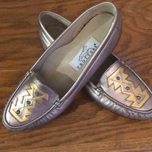 “NWOT” ‘TROTTERS’ METALIC FLATS